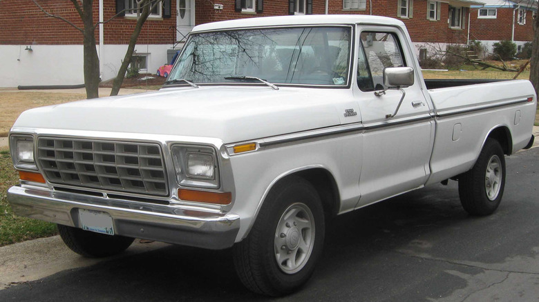 A white Ford F-250 Ranger parked by a building