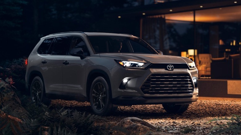 A 2025 Toyota Highlander Hybrid