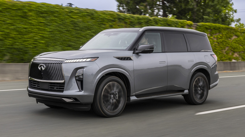 2025 Infiniti QX80 travelling at speed