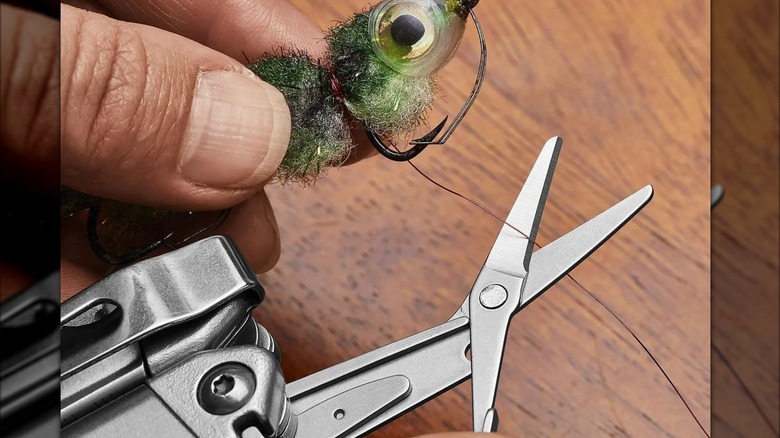 using Gordon multi-tool to cut fishing line