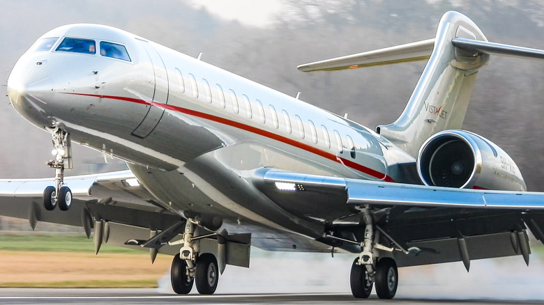 A Bombardier Global 7500 business jet landing