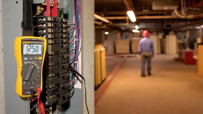 Fluke multimeter close to fuse box.
