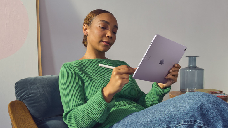 Woman uses iPad Apple Pencil