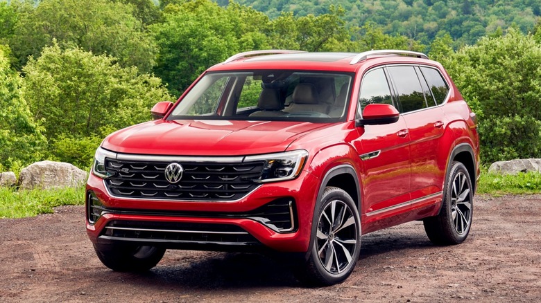 2024 Volkswagen Atlas on dirt