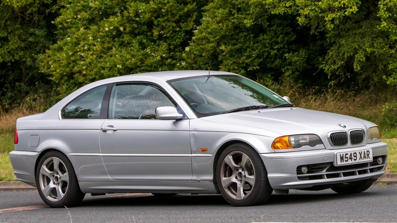 Picture of a 2000 BMW E46 in silver.