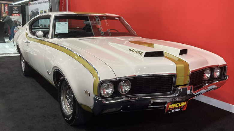 1969 Hurst/Oldsmobile 4-4-2 H/O 455 front-right 3/4 on red background, white exterior with gold details