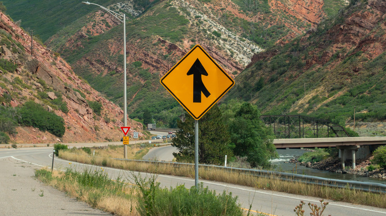 Merge sign on a mountain highway