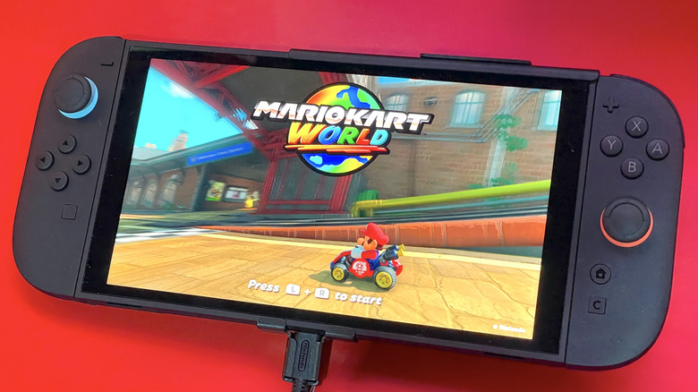 Sakelar 2 Konsol dalam Mode Genggam Menjalankan Dunia Mario Kart.