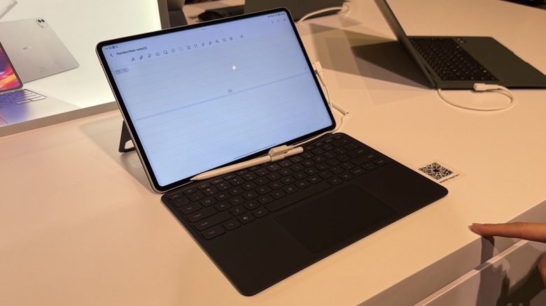 Honor MagicPad 3 on a table