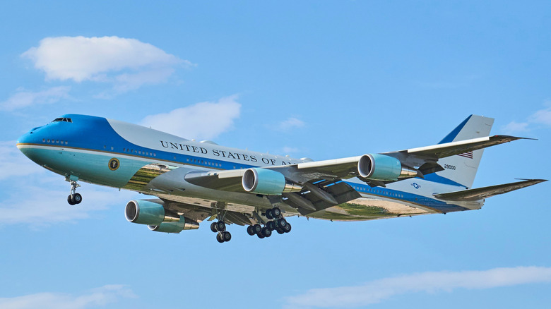 Air Force One on landing approach