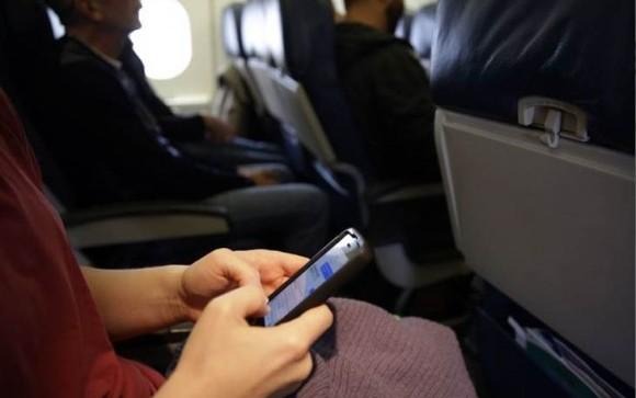 cellphone_on_plane-580x386