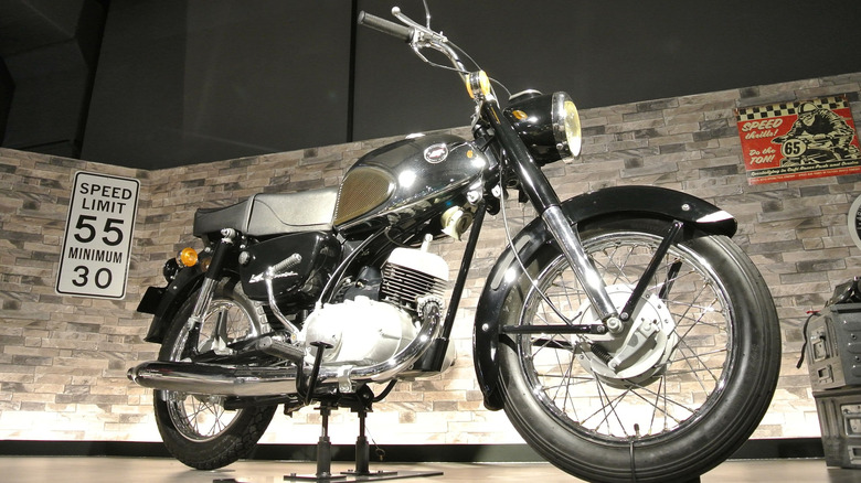 Kawasaki B8-125 on display