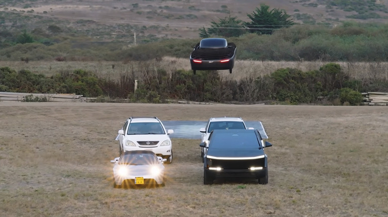 Alef Model Zero Ultralight flying over several vehicles