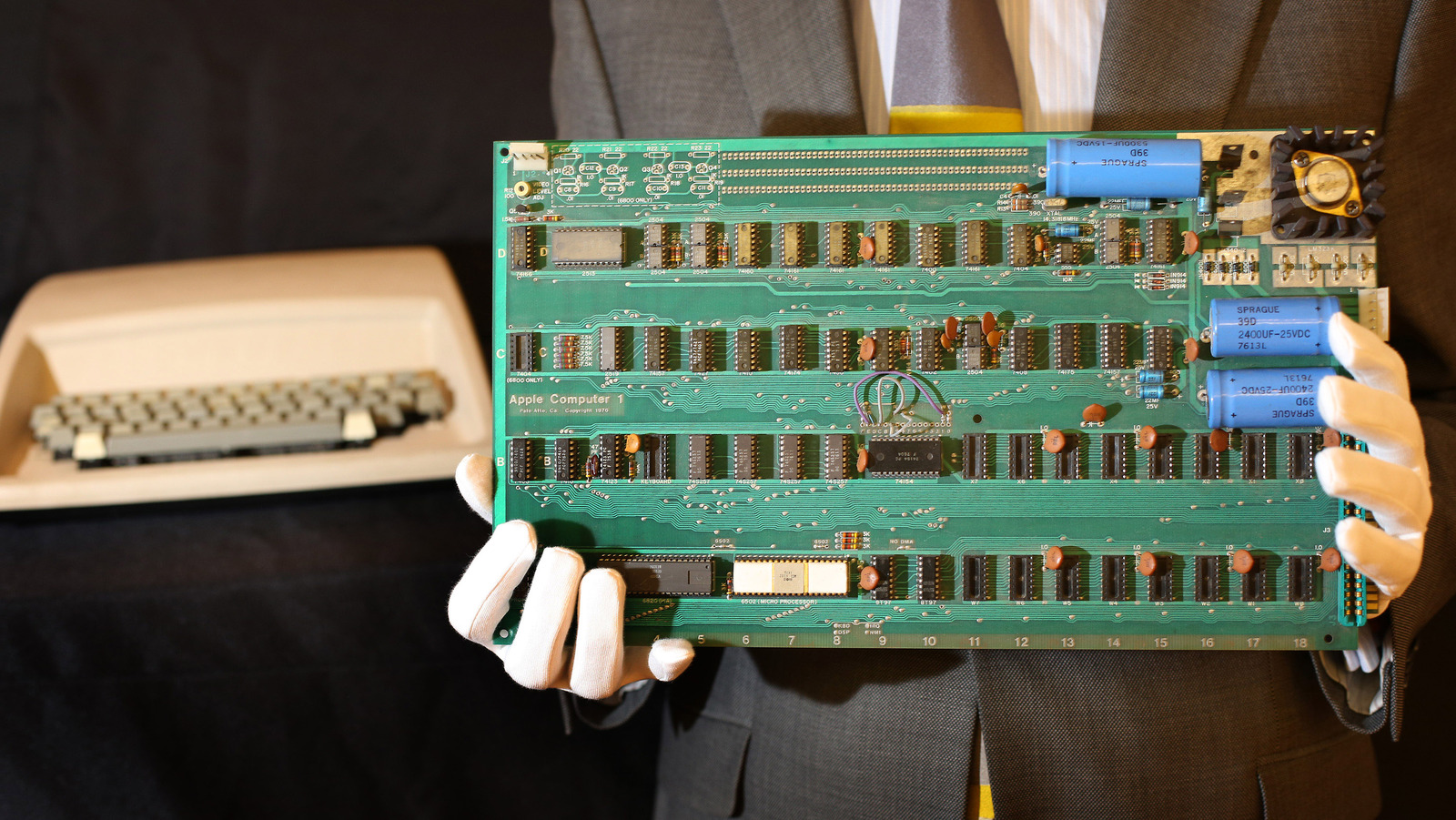 alleged-apple-1-prototype-that-belonged-to-steve-jobs-goes-up-for-auction
