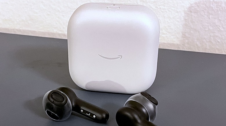 Left and right Echo Buds 2023 in front of closed charging case