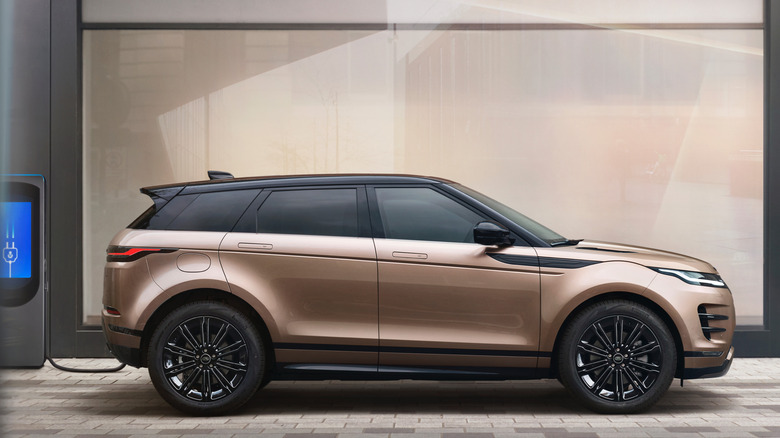 2024 Range Rover Evoque P300e charging