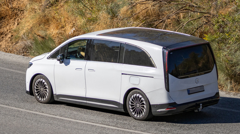 Spy photos of potential Mercedes VLE PHEV