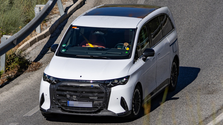 Spy photos of potential Mercedes VLE PHEV