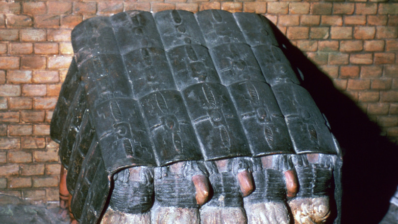 An image of Roman soldiers approaching a wall in testudo formation.