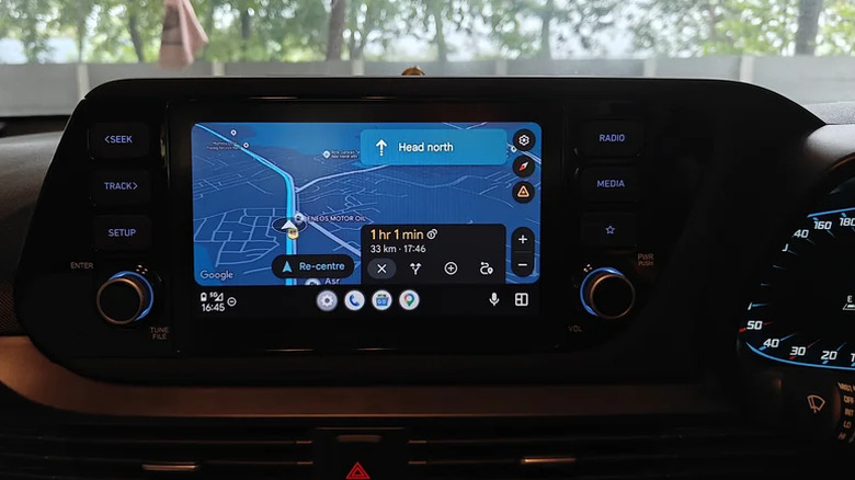 Hyundai i20 infotainment system display Android Auto navigation