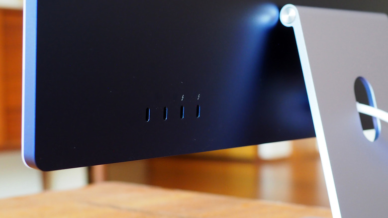 Apple iMac 24" USB-C ports