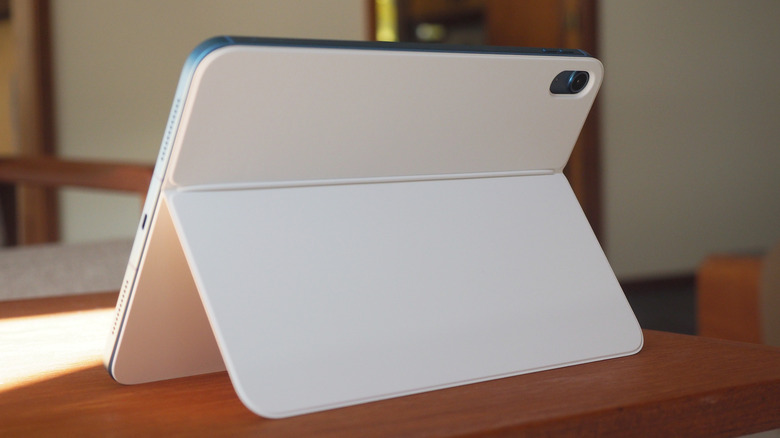 iPad 2022 keyboard kickstand