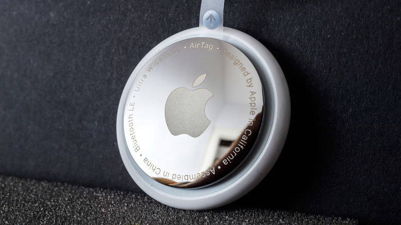 Apple AirTag with battery pull