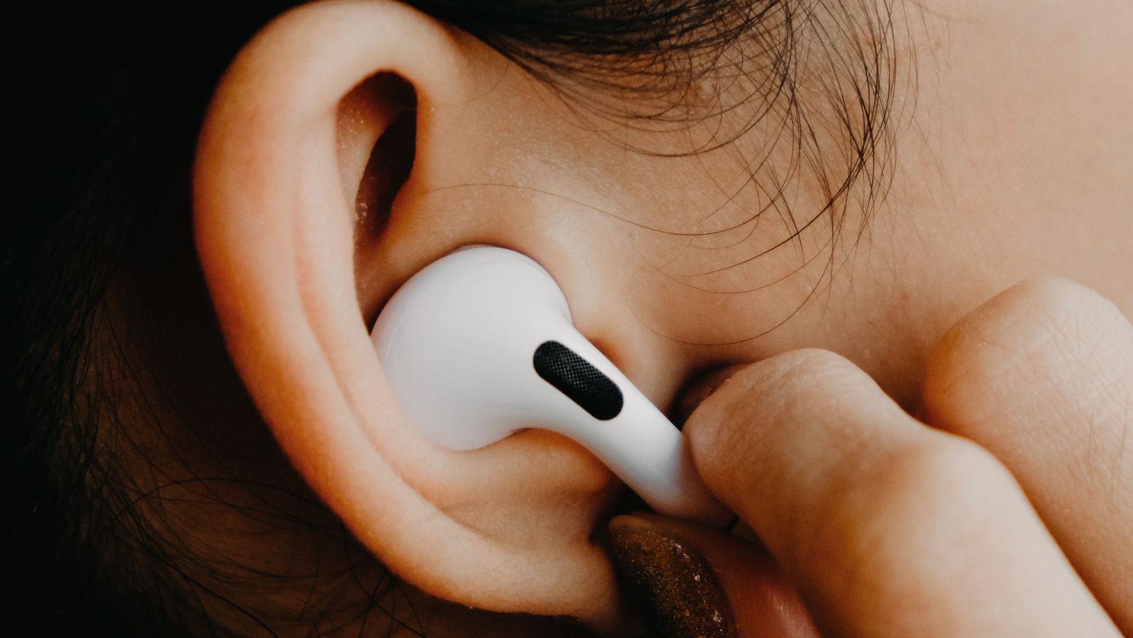 اپل ممکن است در حال کار بر روی ویژگی‌های سلامت شنوایی جدید برای AirPods باشد