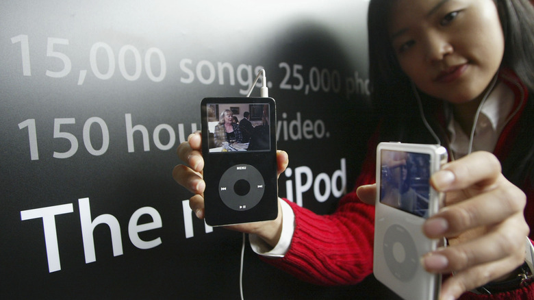 South Korean model holding two 5th generation iPods in each hand
