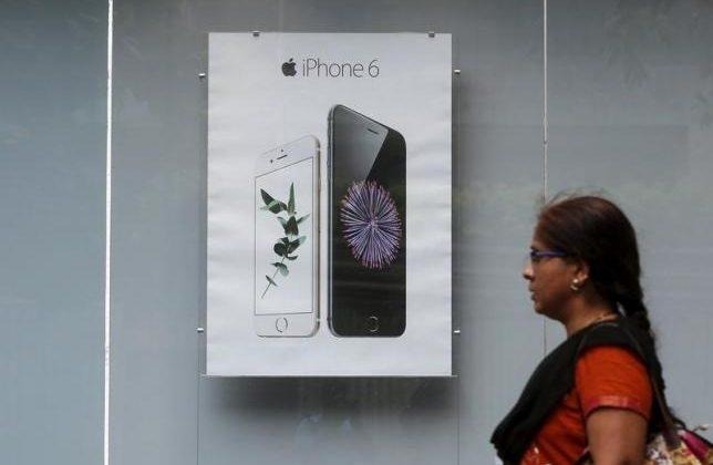 A pedestrian walks past an Apple iPhone 6 advertisement at an electronics store in Mumbai, India, July 24, 2015. REUTERS/Shailesh Andrade/File Photo