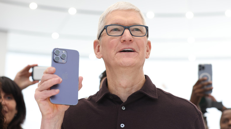 Apple Tim Cook iPhone 14 Pro