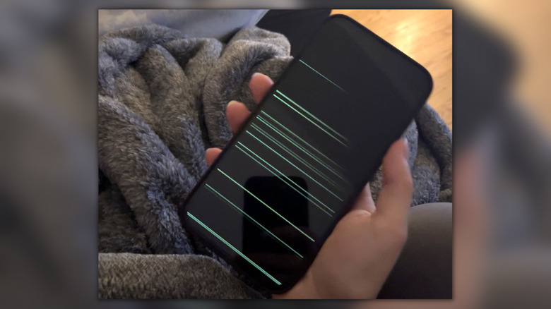 iPhone 14 Pro horizontal screen lines error