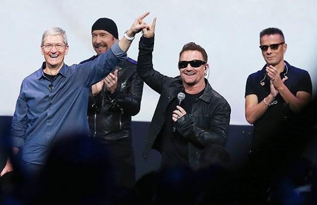 tim_cook-u2-bono-the_edge-apple-2014-billboard-650x430