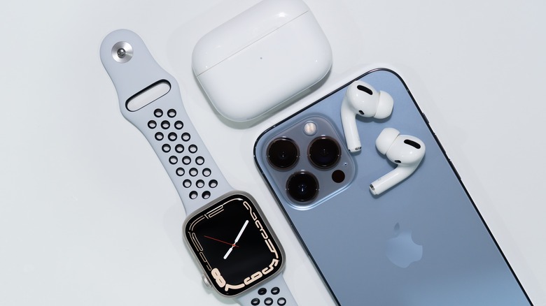 Apple Watch, iPhone, AirPod Pro