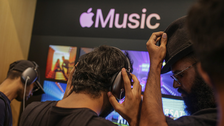 people listening to Apple Music display 