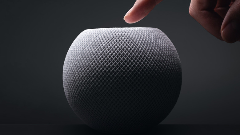 Someone using Homepod Mini