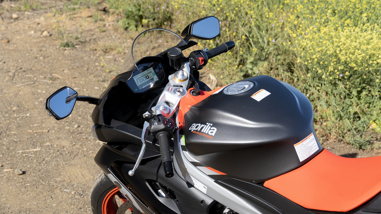 Aprilia RS660 handlebars and gauge screen