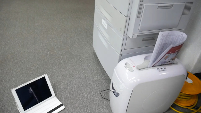 Paper shredder bin monitor