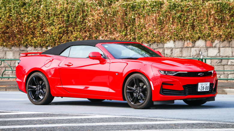 A sixth-generation Chevrolet Camaro Convertible in red, front 3/4 view, Japanese license plates