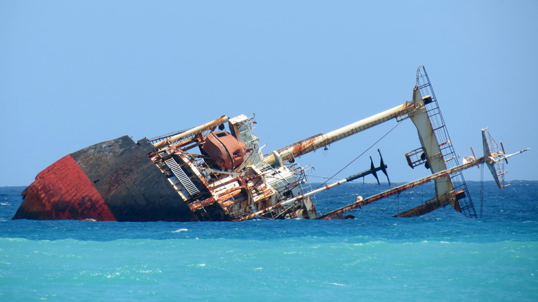 Un barco volcó y destruido en el mar