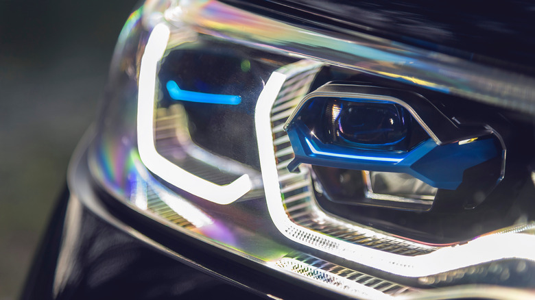 Headlight housing with built-in white daytime running lights