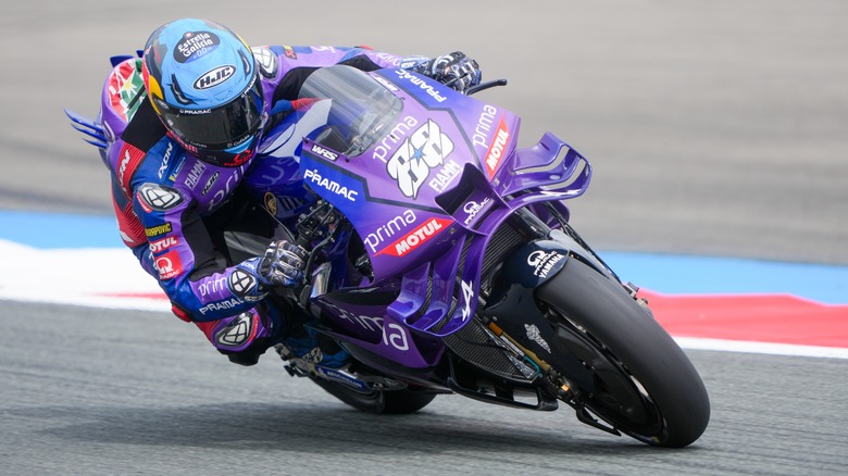 Purple Superbike girando una esquina en MotoGP