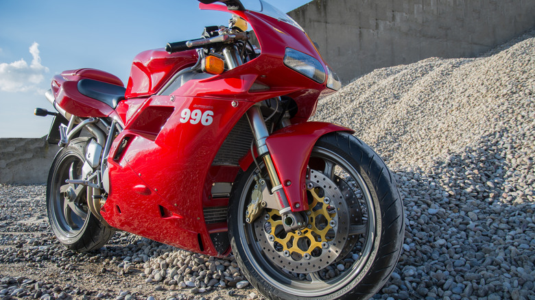 Ducati rojo estacionado 996