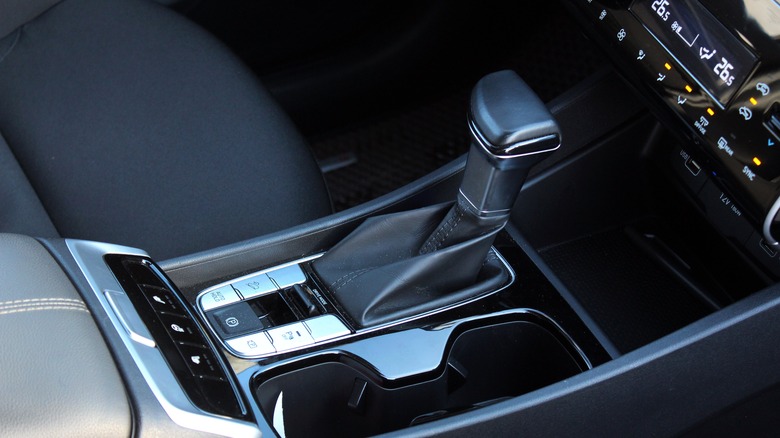 Hyundai interior with the gear shifter in the center console