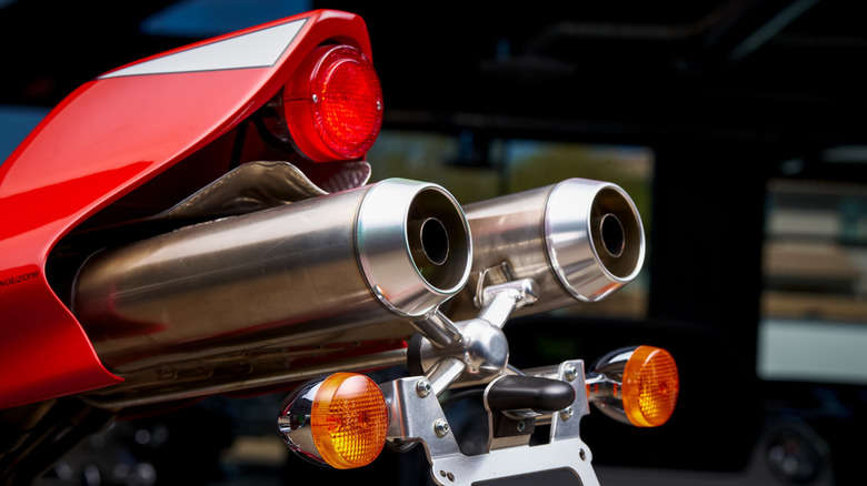 Twin tip exhaust on a bike