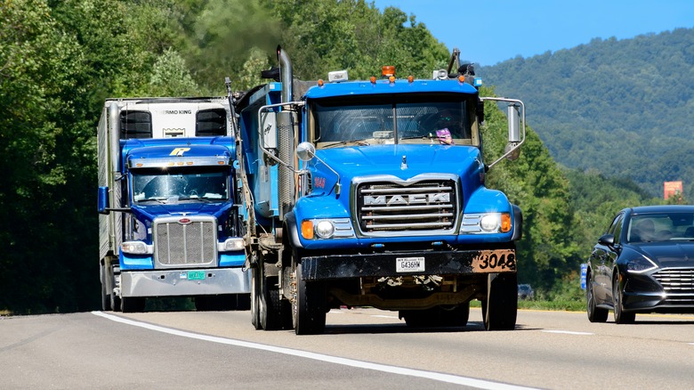 Mack camión en la calle