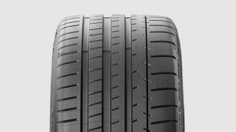 Tread pattern on the Michelin Pilot Super Sport tire