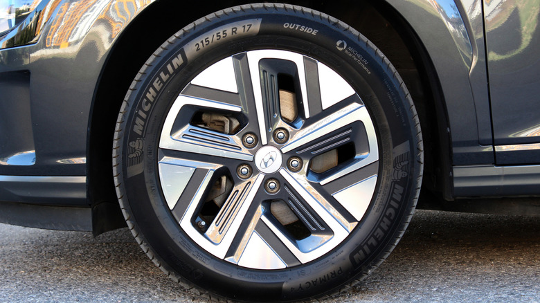 A gray Hyundai Kona with Michelin tires and dual-tone rims.