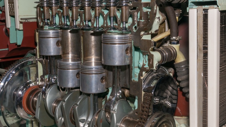 A cut-away view of an inline four-cylinder engine.