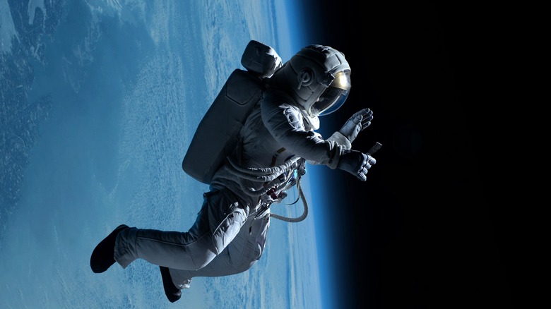 astronauta flutuando no espaço